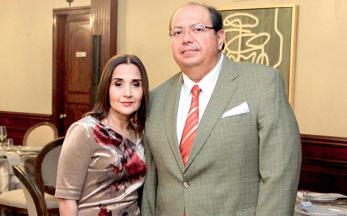 MARTHA DE GÓMEZ Y EMILIO GÓMEZ fueron recibidos por hermosos arreglos florales con gerberas naranjas y rosas