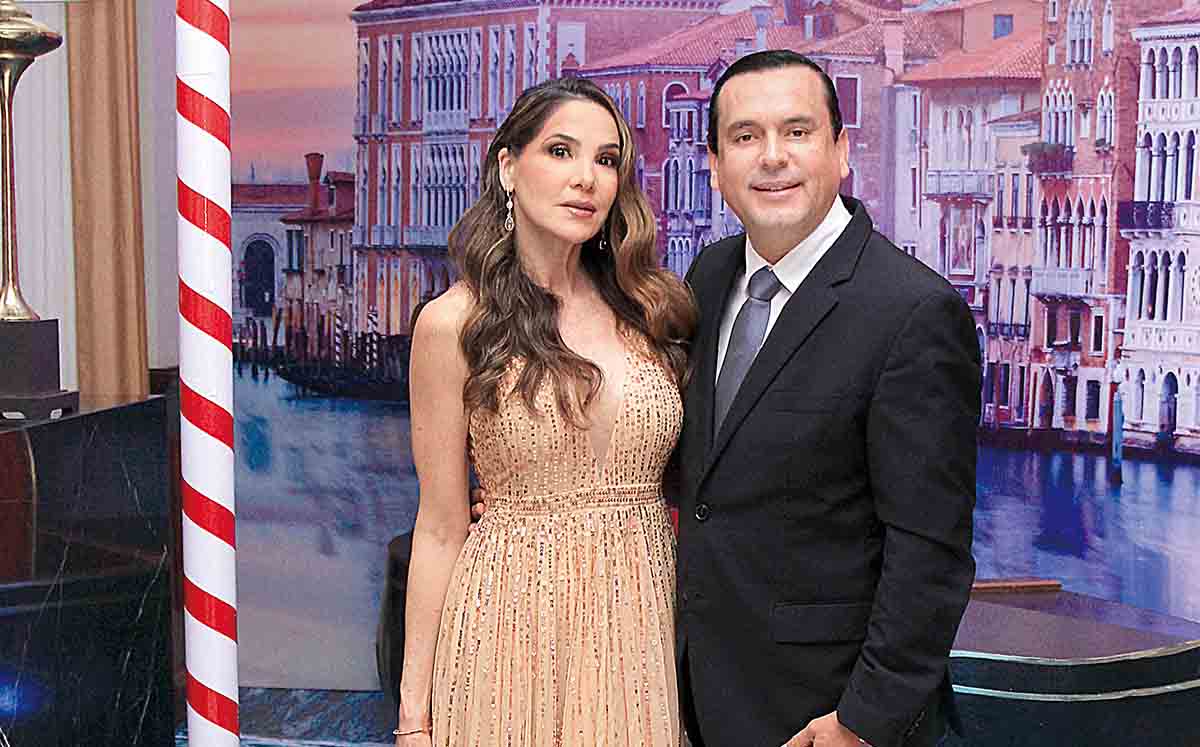 MÓNICA NAVARRO Y ALEJANDRO AGUILAR llegaron puntuales  a la coronación