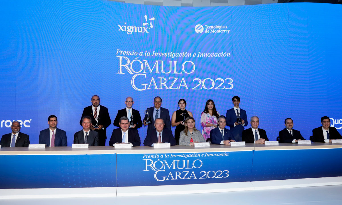 Premiados junto a directivos / Foto: Omar Valdez