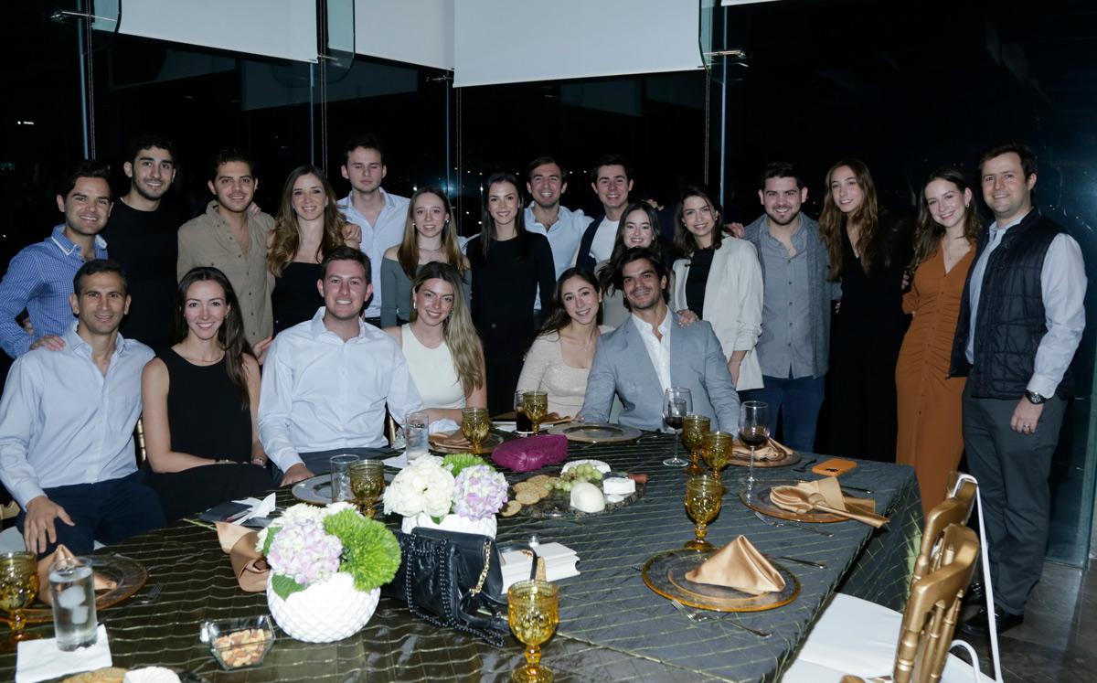 Los novios con un grupo de amigos / Foto: Omar Valdez