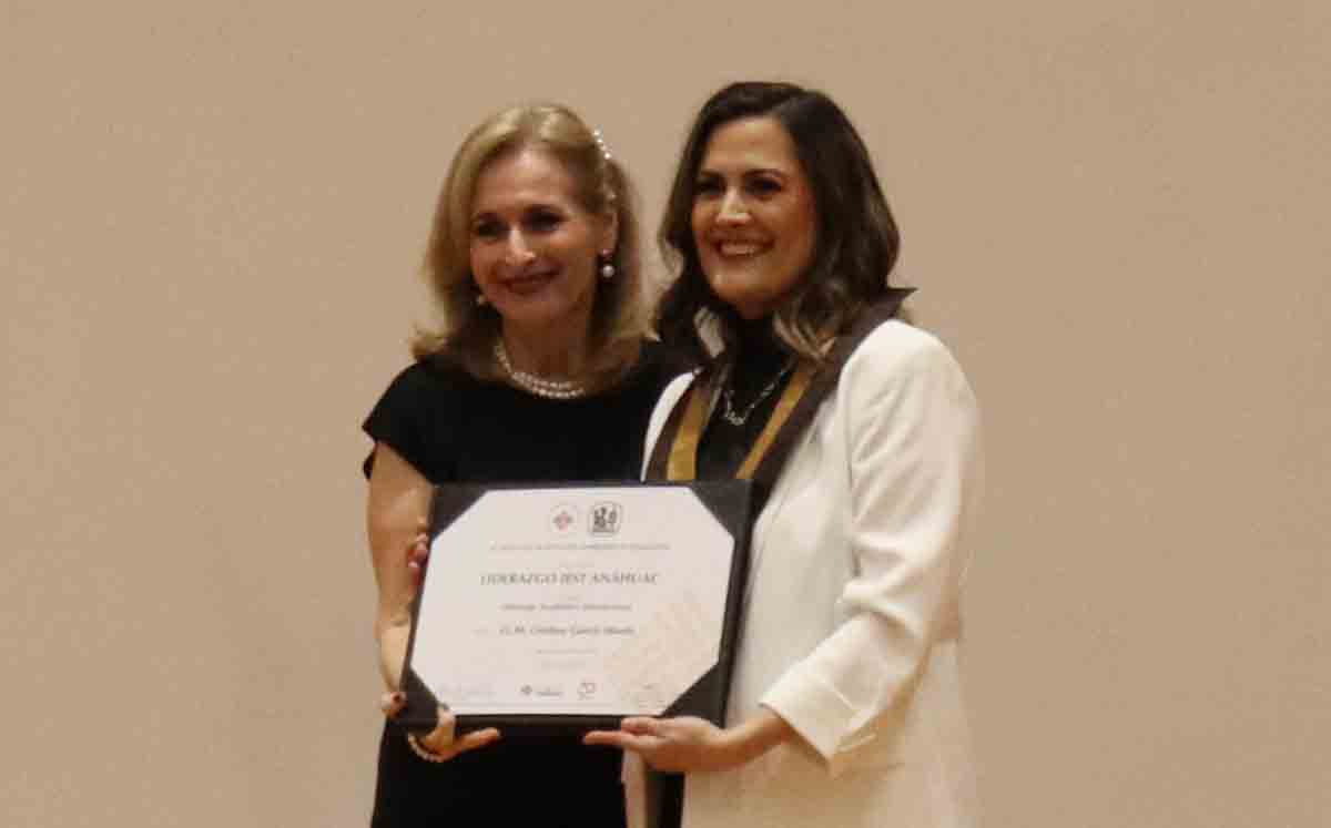GLORIA SEPTIÉN, rectora del IEST ANAHUAC en la entrega de CRISTINA GARCÍA