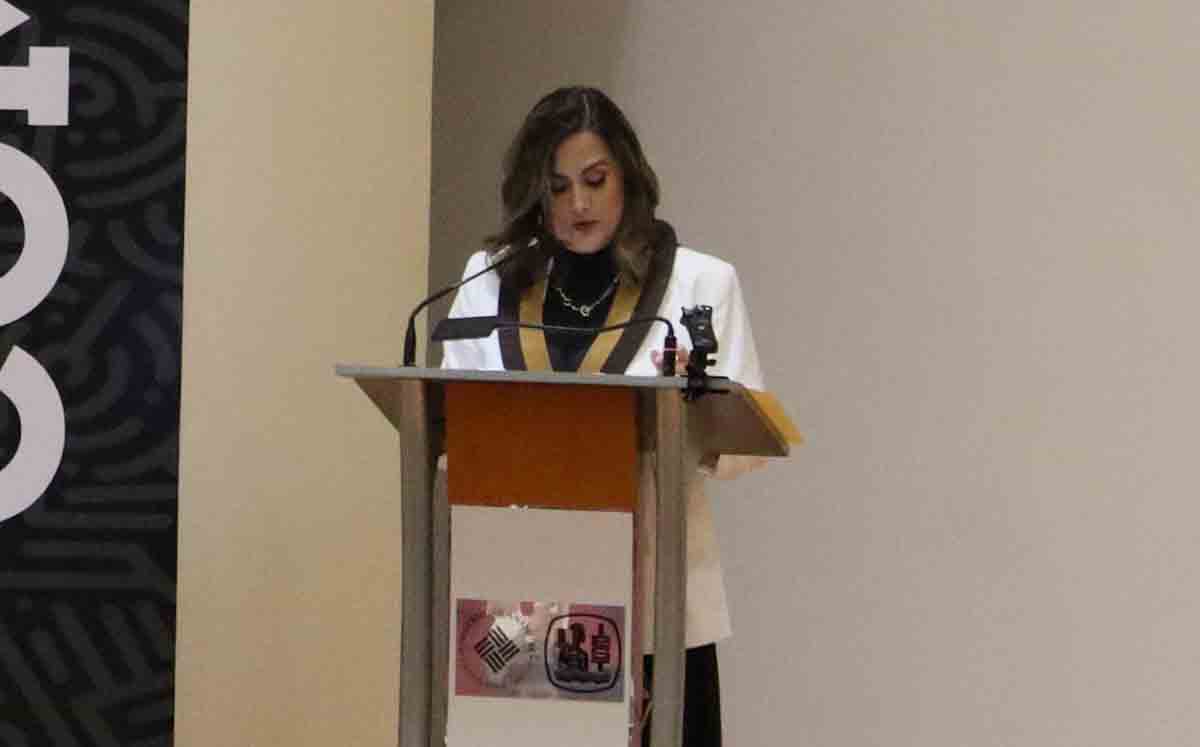 CRISTINA GARCÍA agradeciendo el reconocimiento