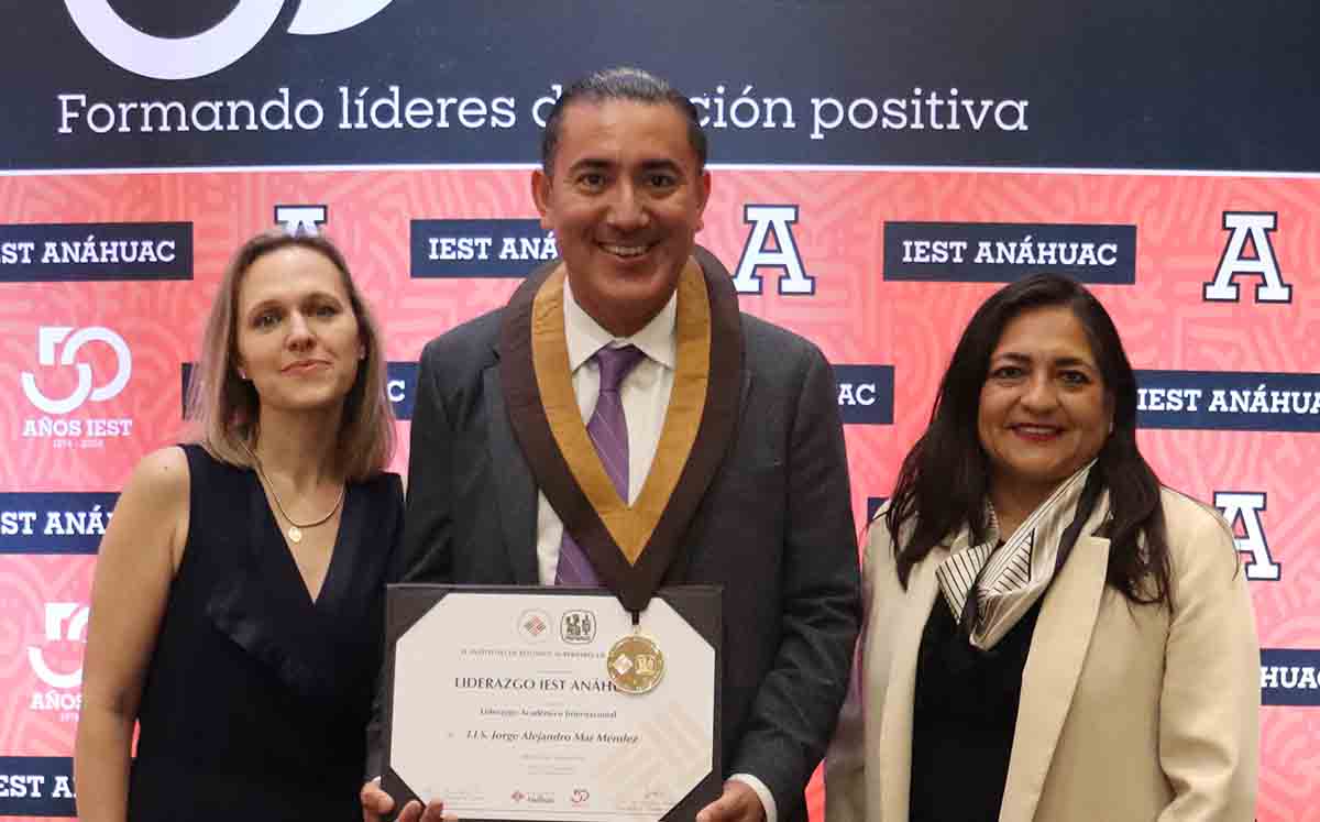 JORGE ALEJANDRO MAR acompañado por familiares