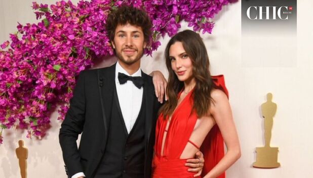Macarena Achaga roba cámara en los Premios Oscar 2024 con vestido rojo (Foto: Getty)
