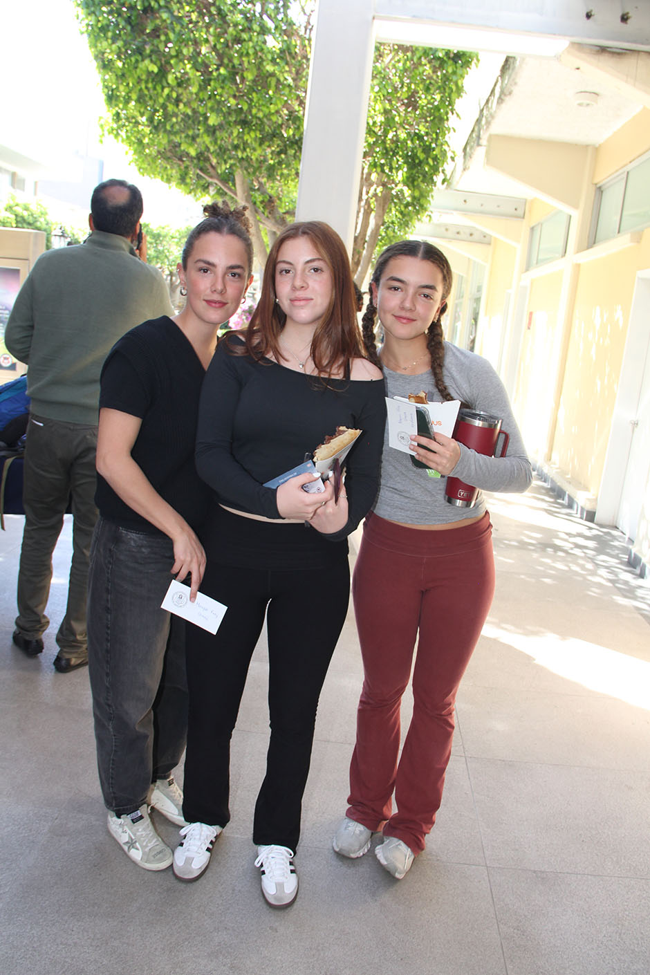 Naomi Frey, Paola Fernández y Monique Frey