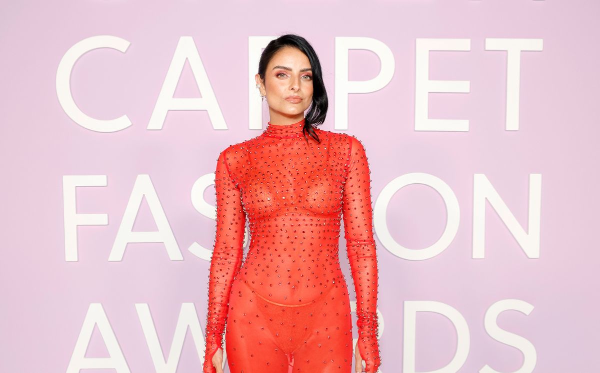 Aislinn Derbez combina las transparencias y vestido cut-out