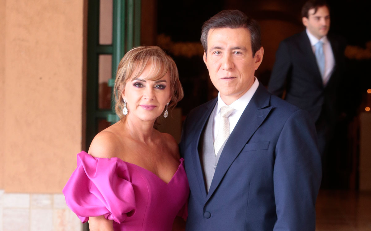 PAPÁS DEL NOVIO. Nancy de Llovera y Alejandro Llovera
