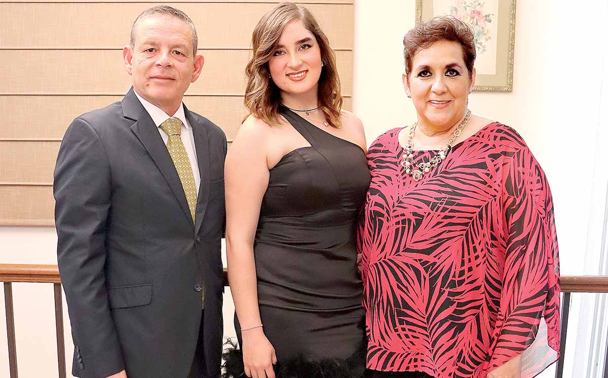 JAIME GARCÍA, CECILIA GARCÍA, reina saliente Y MARTHA CASTILLO presentes en la pedida formal de María Fernanda Vega