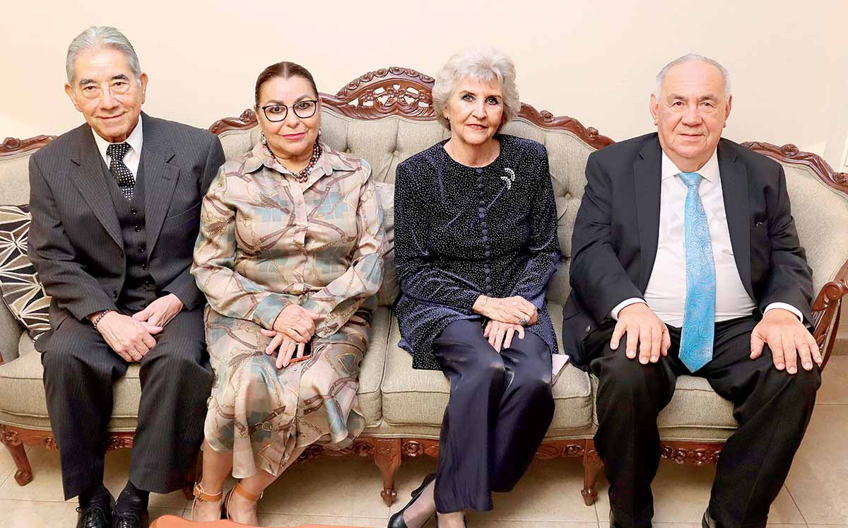 FEDERICO VILLANUEVA, SAGRARIO DE VILLANUEVA, ALEJANDRINA DE ROMÁN Y JAIME ROMÁN nos regalaron sus mejores sonrisas en la pedida de María Fernanda Vega