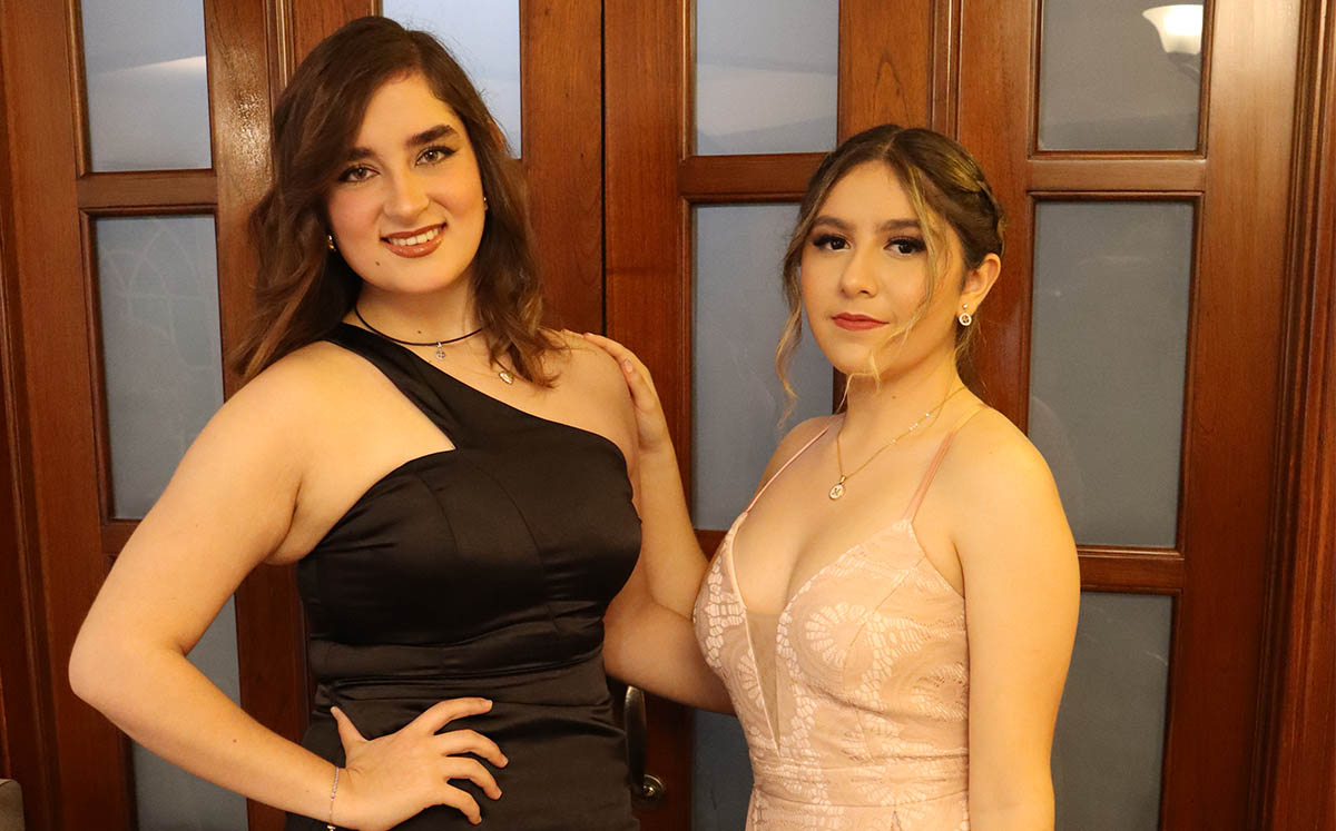 CECILIA GARCÍA reina saliente y MARÍA FERNANDA VEGA, próxima reina del Club de Regatas Corona