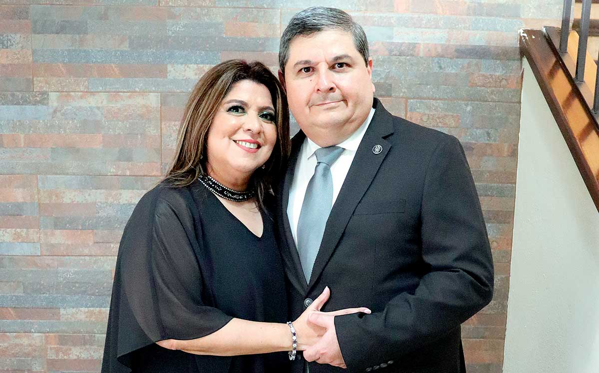 LILIANA DELGADO Y MARIO VEGA, son los orgullosos padres de María Fernanda Vega, la próxima reina del Club de Regatas Corona