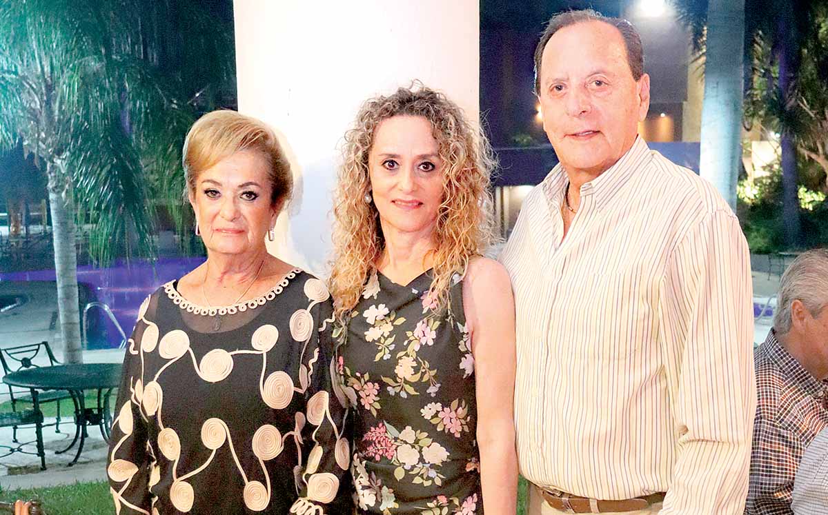 GRACIELA DE AGUILAR, GRACIELA DE THOMAE Y ALEJANDRO AGUILAR en la palapa del Club Campestre de Tampico