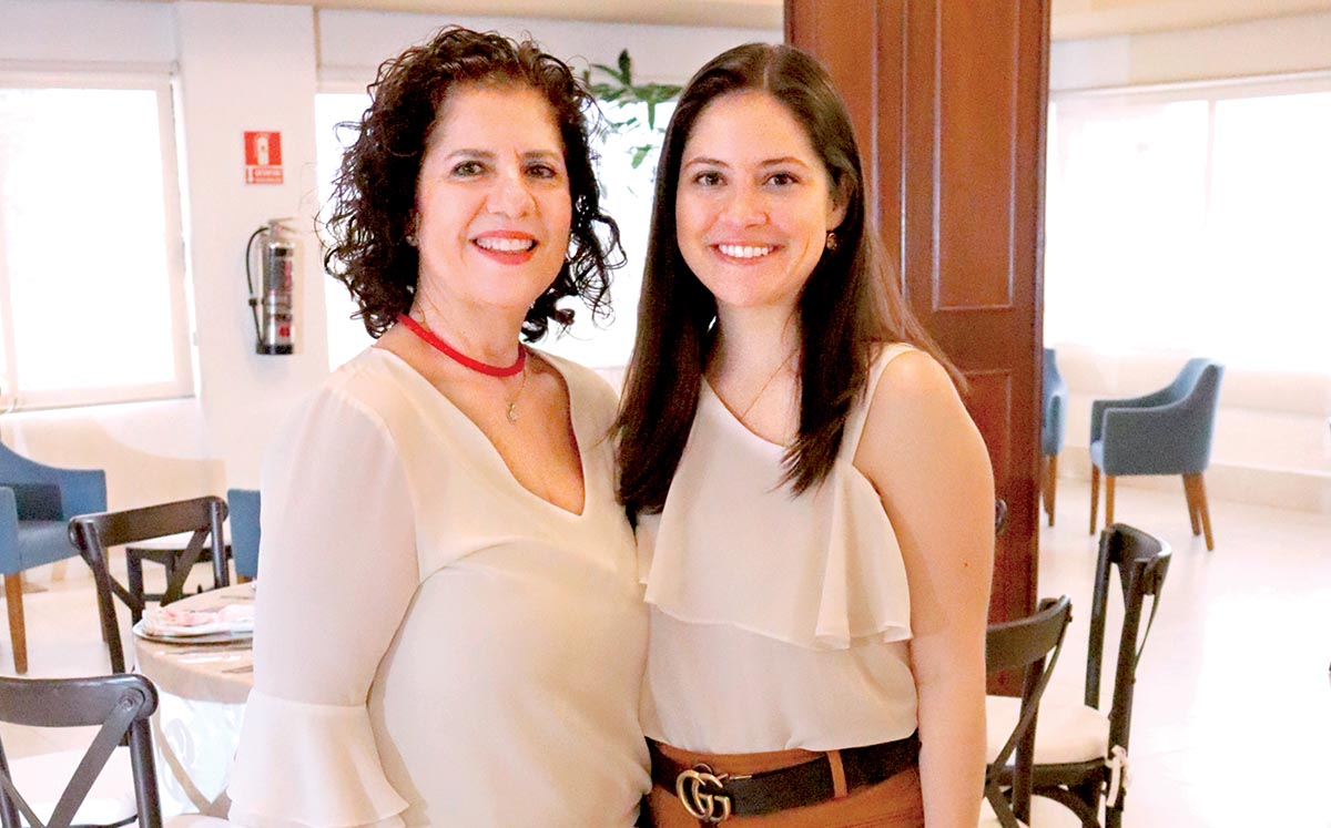 MARIANA ALTAMIRANO y MARIANA BRITO llenaron a la festejada de buenos deseos