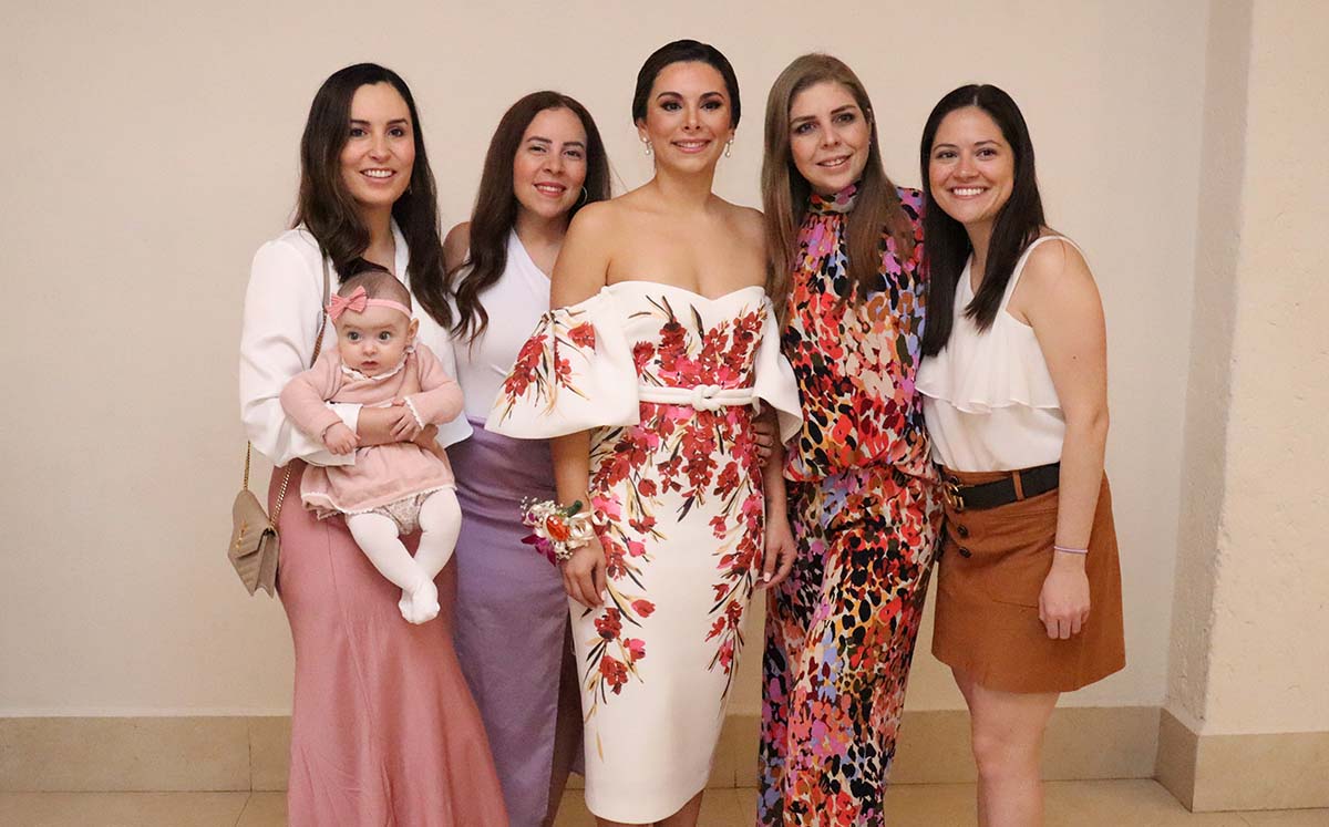 ROSY URIBE, EMMA BRITO, ANA GABRIELA SÁNCHEZ, ELSA MARY GARCÍA, ADRIANA DE GORORDO, MARIANA BRITO se llevaron de recuerdo tarjetas personalizadas