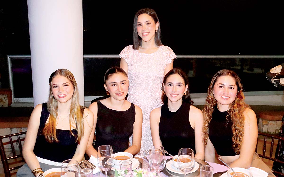 LUCIANA AGUILAR junto a sus amigas MARÍA RENÉ MADARIA, SOPHIA LARRAGA, MARIANA RODRÍGUEZ Y CAMILA SCHEKAIBÁN en el Club Campestre Tampico