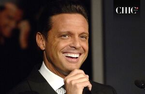 Luis Miguel da concierto mientras ayudante le sostiene un paraguas (Getty Images)