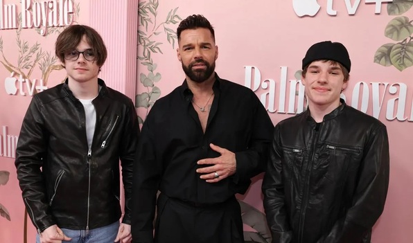 Los mellizos de Ricky Martin OPACAN al actor en su propia premiere (Foto. Getty)