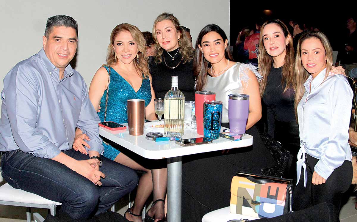 JUAN SOLÍS, CLAUDIA TREVIÑO, HEIDY JONES, MARINEY ORTIZ, MIRIAM AYALA Y BRENDA AYALA llegaron puntuales a la azotea de la torre Capri