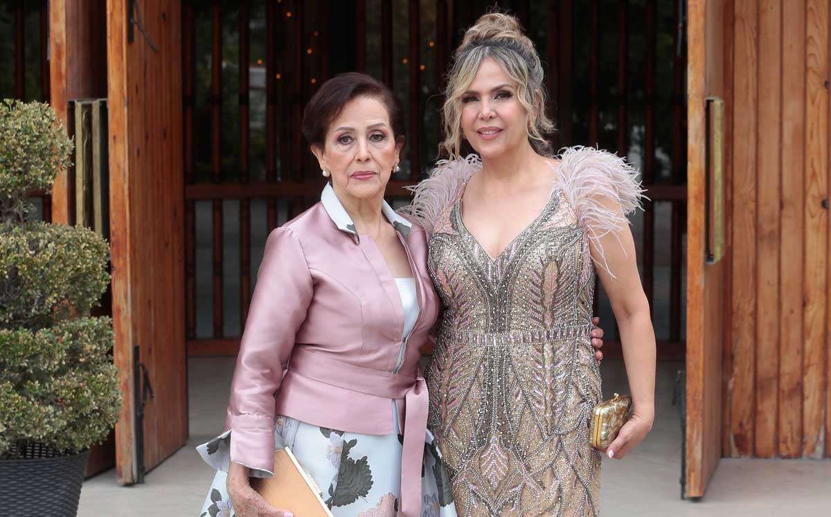 ABUELITA Y MAMÁ DEL NOVIO. María Guadalupe Acuña y Mónica Pérez Acuña