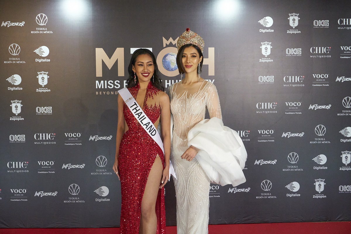 Kraten Kunpariya Khonthong, abanderada de Tailandia, es recibida por Nadia Tjoa, actual Miss Face of Humanity. (Gustavo Zapata)