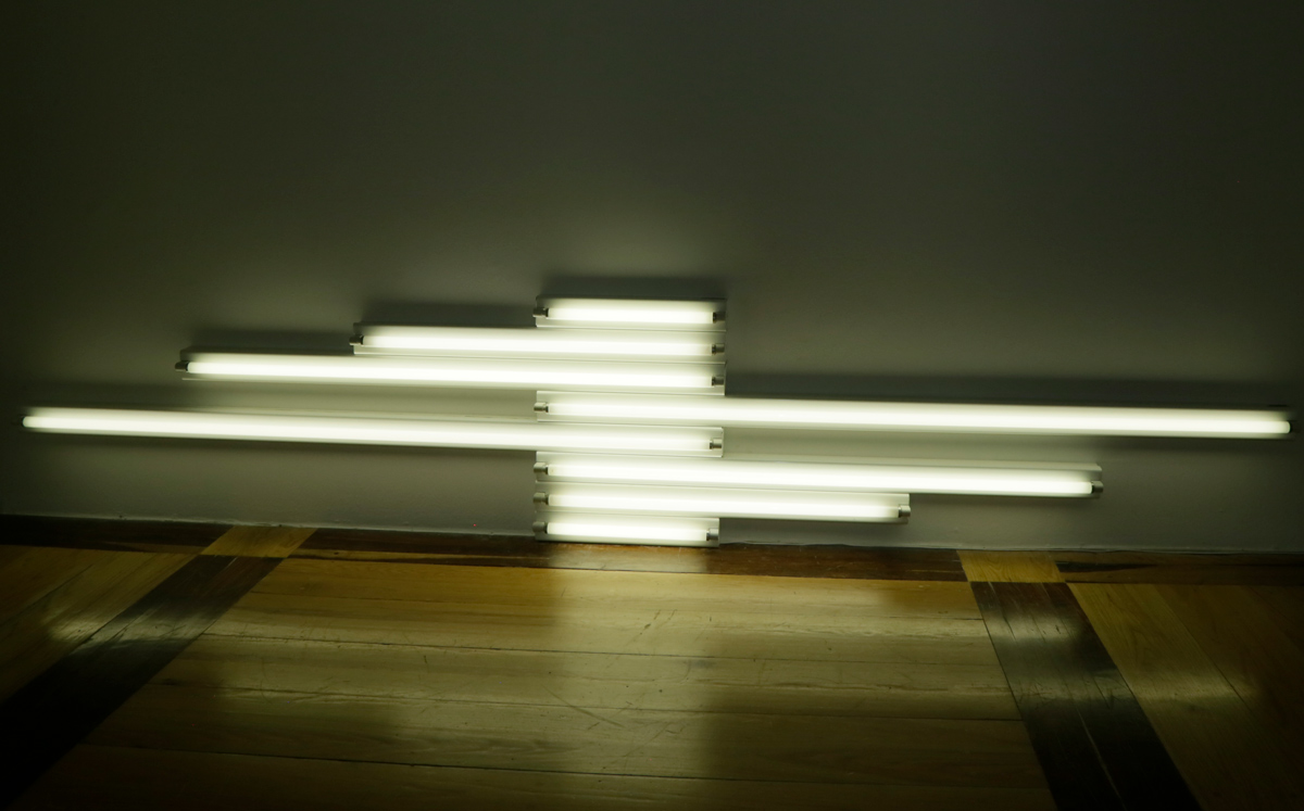 Una de las obras del expositor Dan Flavin / Foto: Omar Valdez