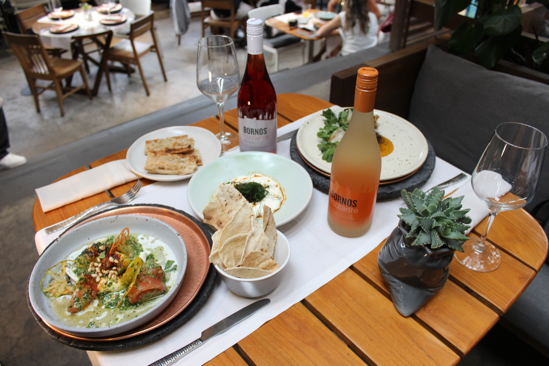Fusión de comida mexicana con toques del medio oriente maridada con frizzante verdejo y rosado