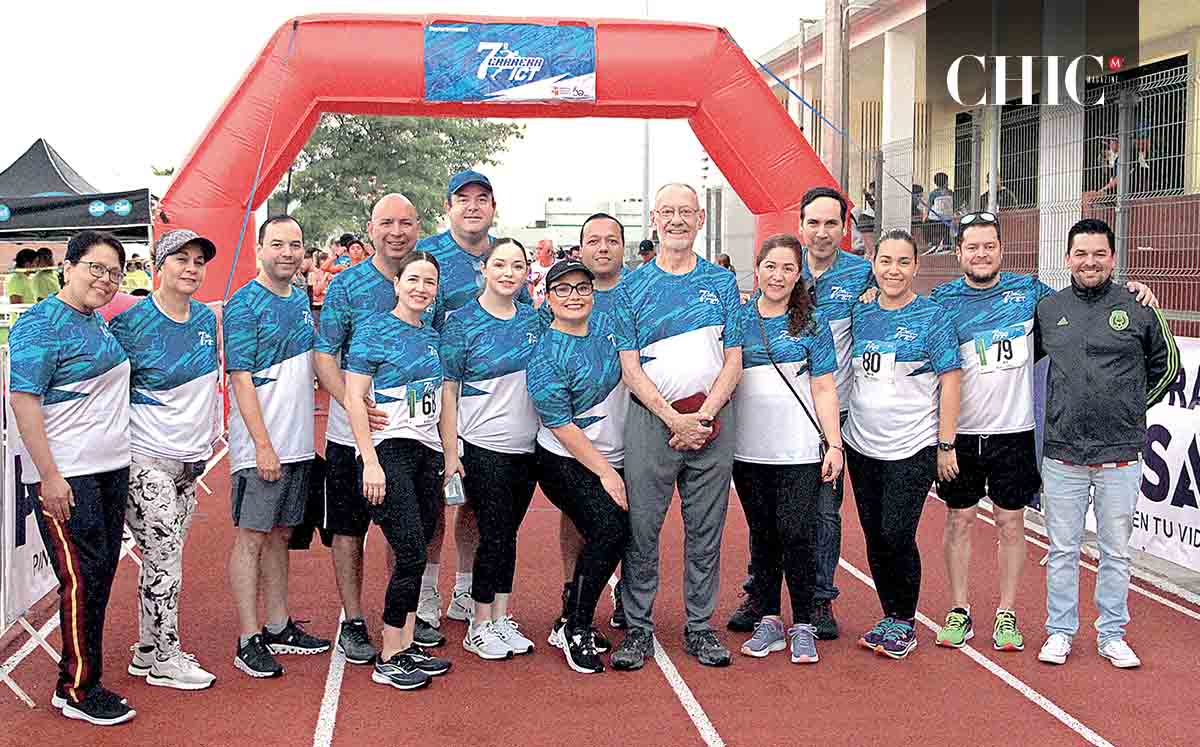 FERNANDO FERNÁNDEZ, RECTOR DEL OCT ACOMPAÑADO DE LA ASOCIACIÓN DE PADRES DE FAMILIA