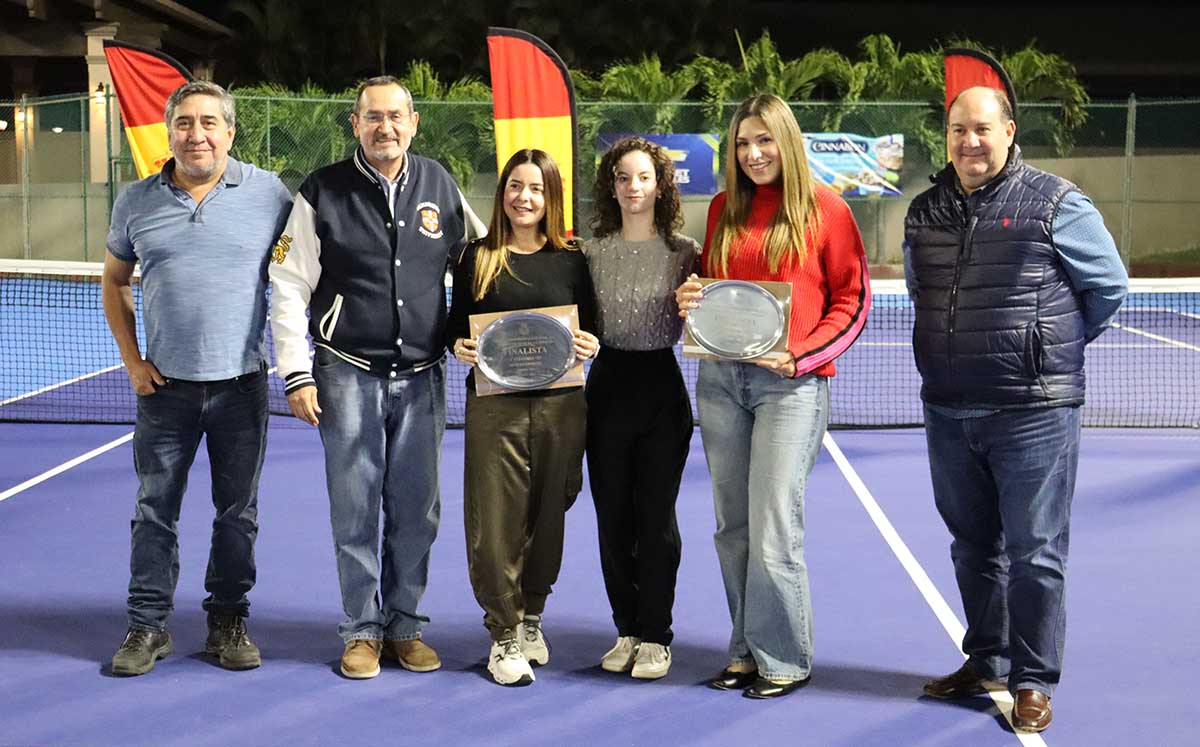 EDUARDO VALLES, EDUARDO GONZÁLEZ,ADRIANA SÁNCHEZ, ANA MARY MARTÍNEZ, ENNA GONZÁLEZ Y FERNANDO MARTÍNEZ disfrutaron de deliciosos tacos al pastor
