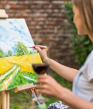 Arte y vino: Cómo organizar una reunión de Wine and Paint (Foto: Getty)