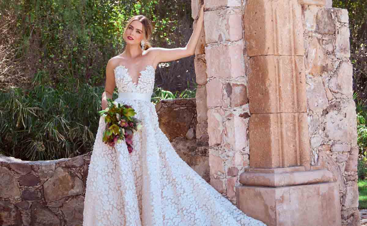 Regina Peredo / Vestido: Iann Dey / Accesorios: El Taller