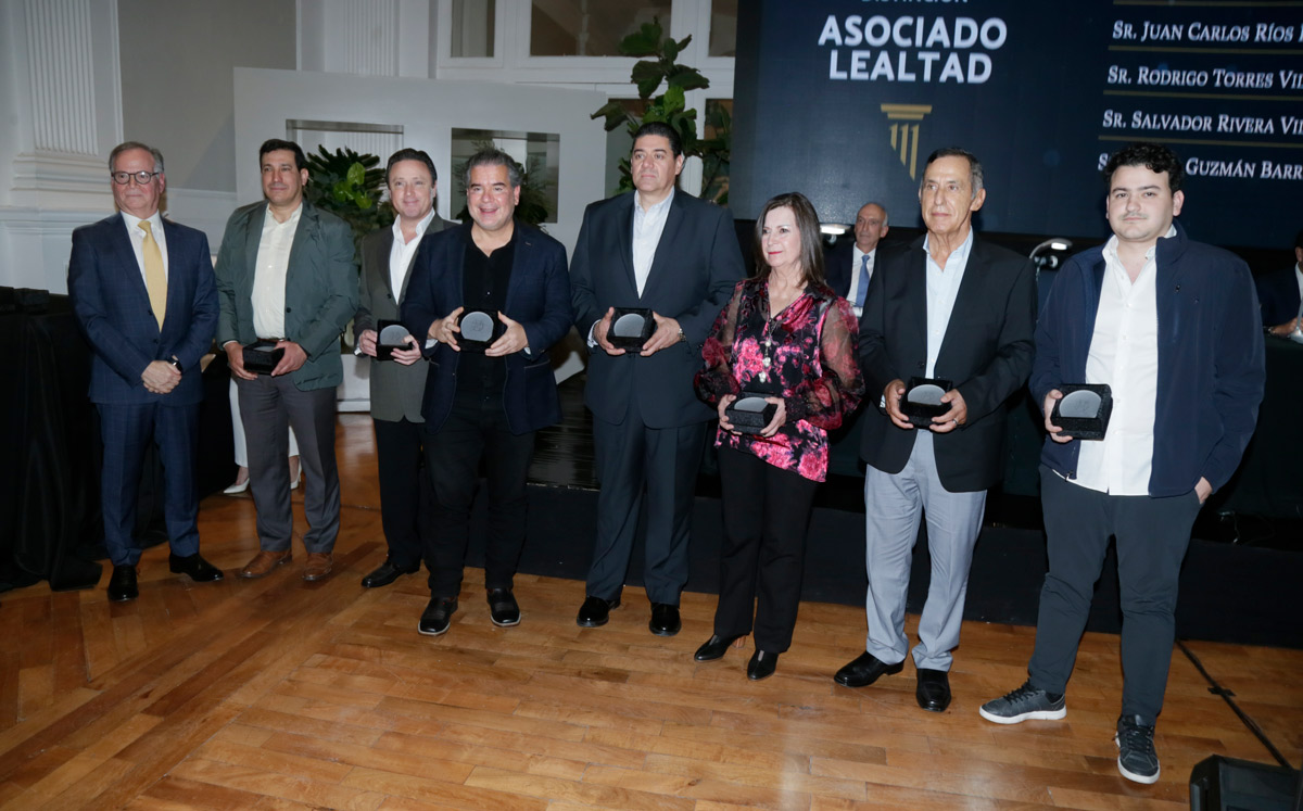 Socios reciben reconocimiento por su lealtad al Casino / Foto: Oma Valdez