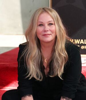 Christina Applegate enfrenta 30 lesiones en su cerebro (Foto: Getty)
