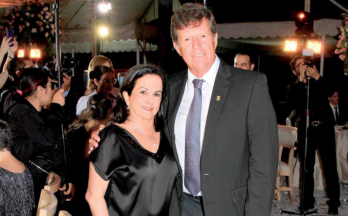 LAURA DE NúÑEZ Y CARLOS NúÑEZ DE CACERES felices en el Club Campestre Tampico