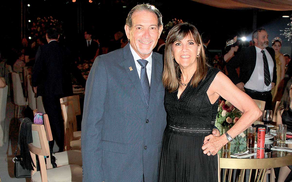 ANIBAL DELSOL Y MARIVI ESPADA disfrutaron del protocolo de la coronación de Regina Saldívar