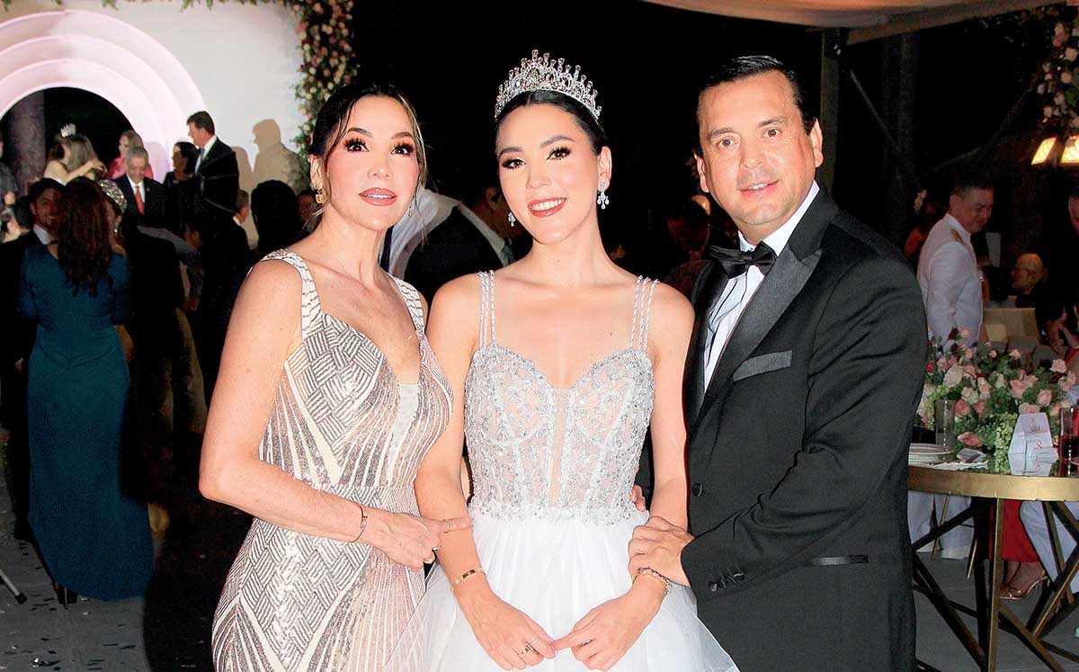 MÓNICA NAVARRO, LUCIANA AGUILAR Y ALEJANDRO AGUILAR presentes en la coronación de Regina Saldívar