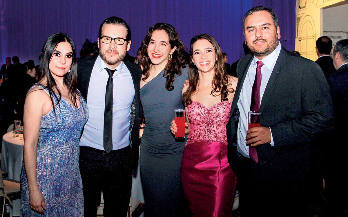 CECILIA FLORES, MARIO GARCÍA, JULIANA ARAGON, CARMEN MEZA Y MANUEL MELO felices de celebrar el amor de Tessy y Armando