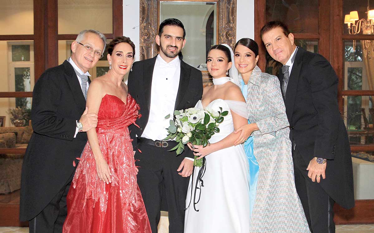 ARMANDO HAGE, LINDA de hage, ARMANDO HAGE, TESSY MANZUR, TESSY de MANZUR Y JORGE MANZUR felices de celebrar el amor