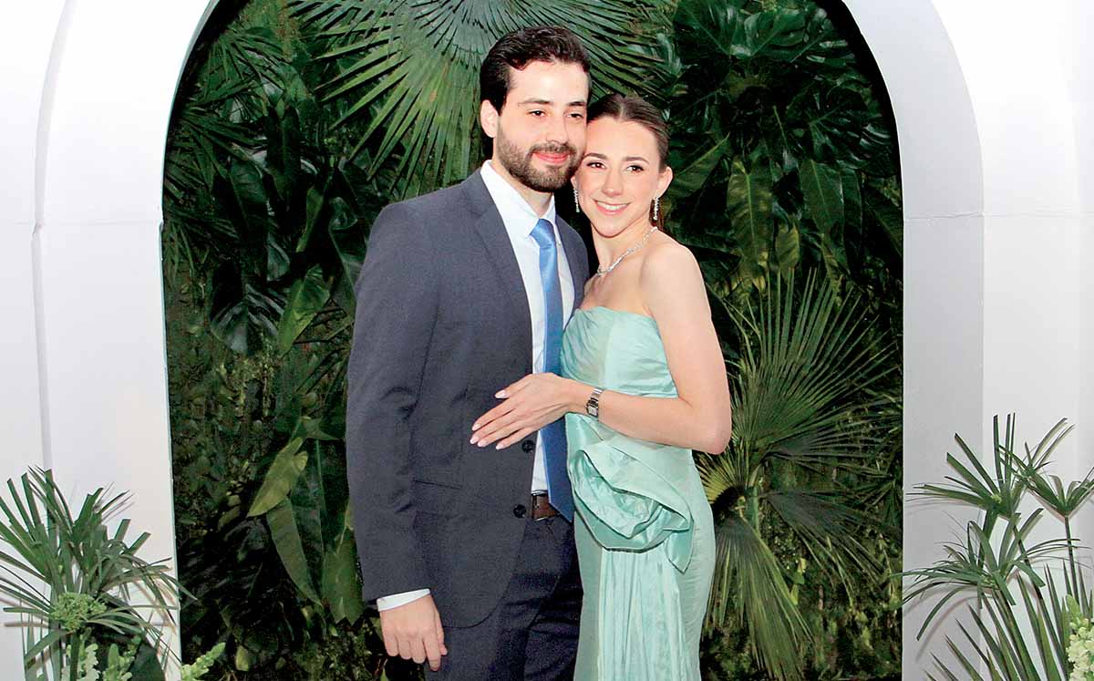 RODRIGO ZURITA Y ANA MATY SAINZ se realizaron una caricatura de ellos mismos bajo el talento de la dibujante Nefertiti
