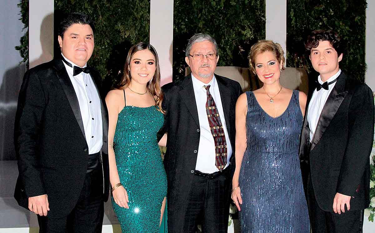JOSÉ GERARDO SOSA, MARÍA PAULA SOSA, ENRIQUE SOSA, ROSA MANZUR Y ENRIQUE SOSA llegaron con sus mejores outfits a la boda de Tessy y Armando