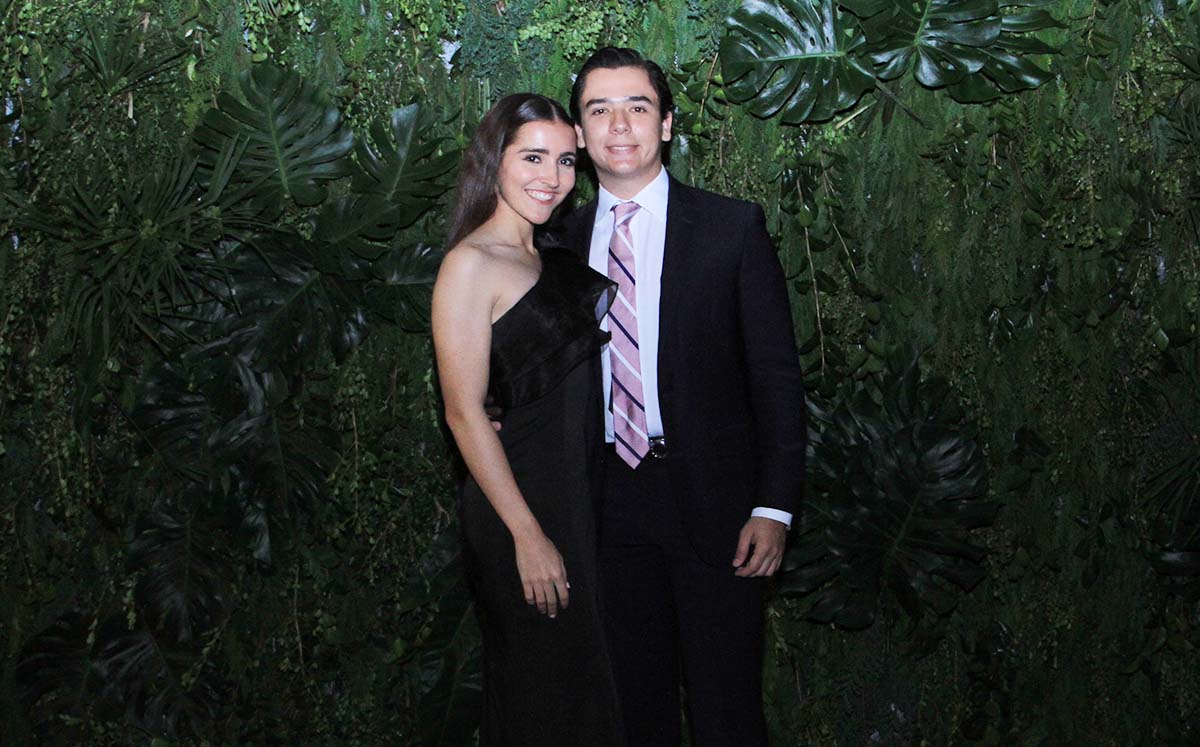 Asistentes de la noche lucían elegantes bajo nuestra lente