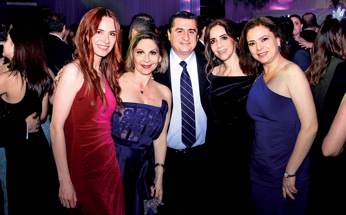 ARIADNE ARREOLA, ANA CECILIA BLACKMORE, OCTAVIO GONZÁLEZ, DORA LUZ DE GONZÁLEZ Y SILVIA RODRÍGUEZ llegaron puntuales al Centro de Convenciones