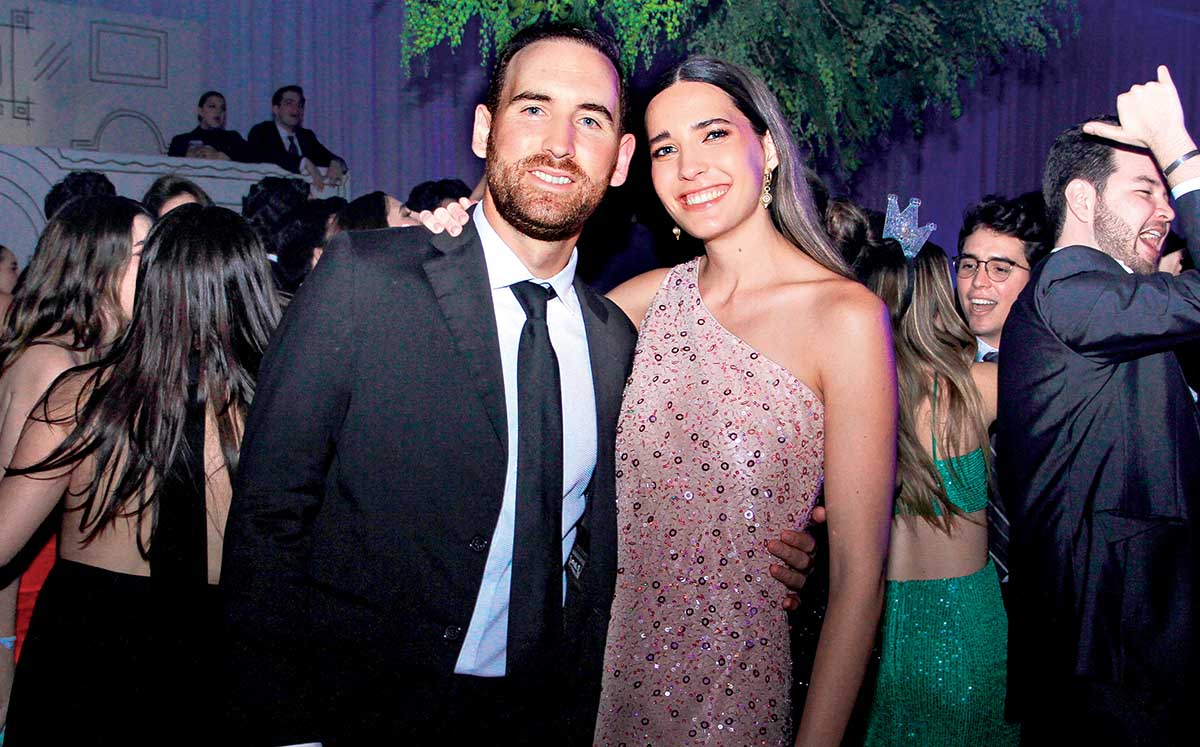 ROBERTO GUZMÁN Y DANIELA HOLGUERA degustaron de cocteles de bienvenida como mojitos, mezcalitas y Tampicos Madero a cargo de Chetos y Vero Parra