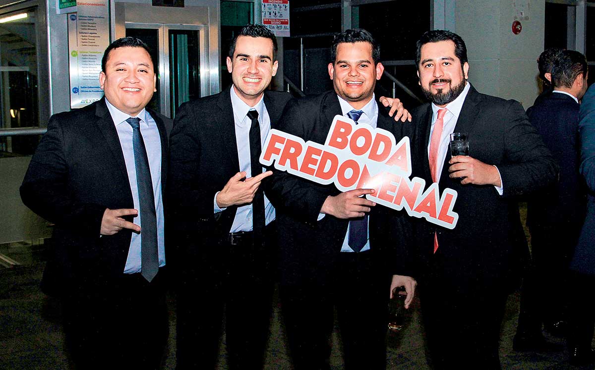 Asistentes del evento felices de celebrar el amor de Tessy y Armando