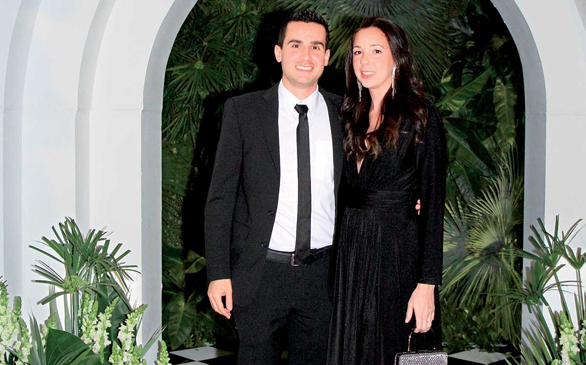 ALEJANDRO GARCÍA Y ANDREA NATERA llegaron con sus mejores outfits a la boda