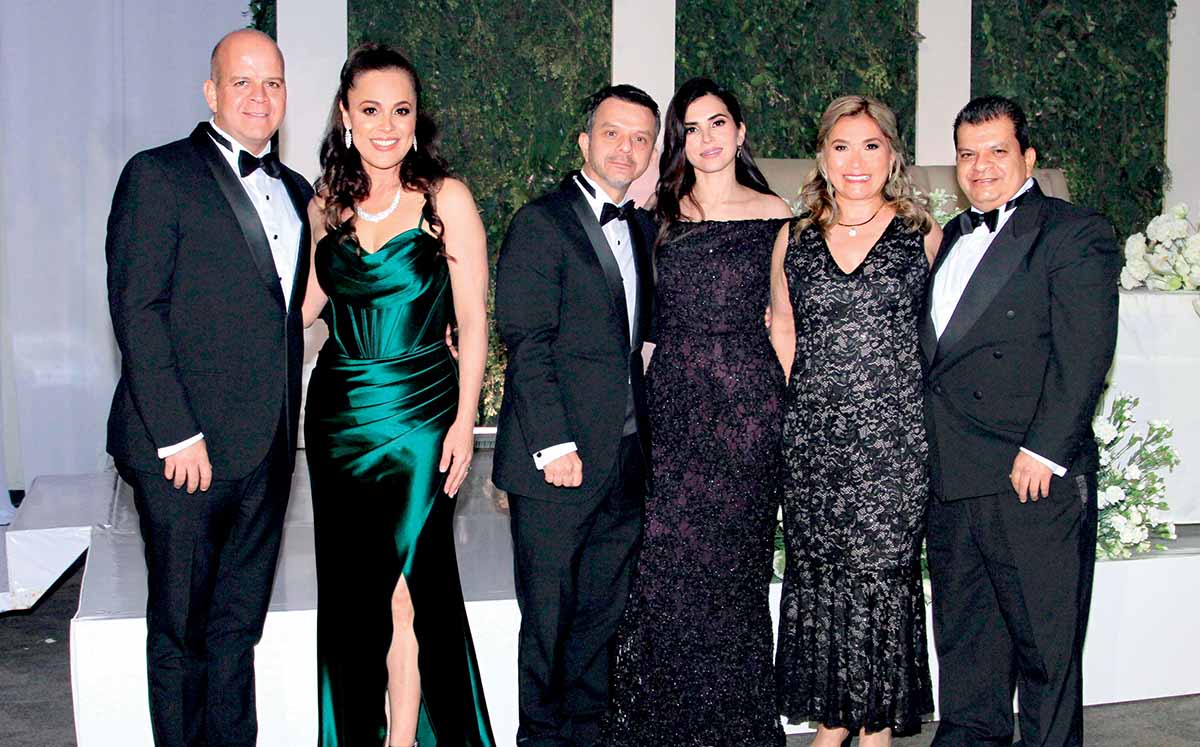GABRIEL MANZUR, TAMMY DE MANZUR, GERARDO MANZUR, Marythe DE MANZUR, ZOILA DE MANZUR Y GUILLERMO MANZUR llegaron puntuales a la misa