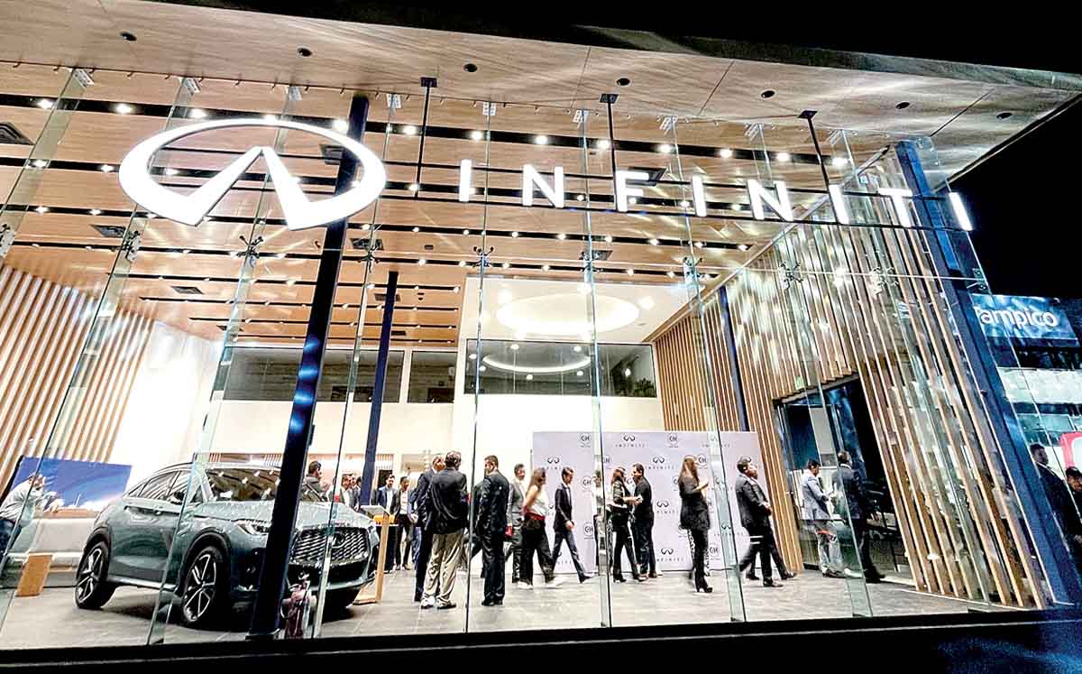 Las instalaciones de INFINITI tienen un estilo exterior limpio y minimalista y un interior espacioso y lleno de luz