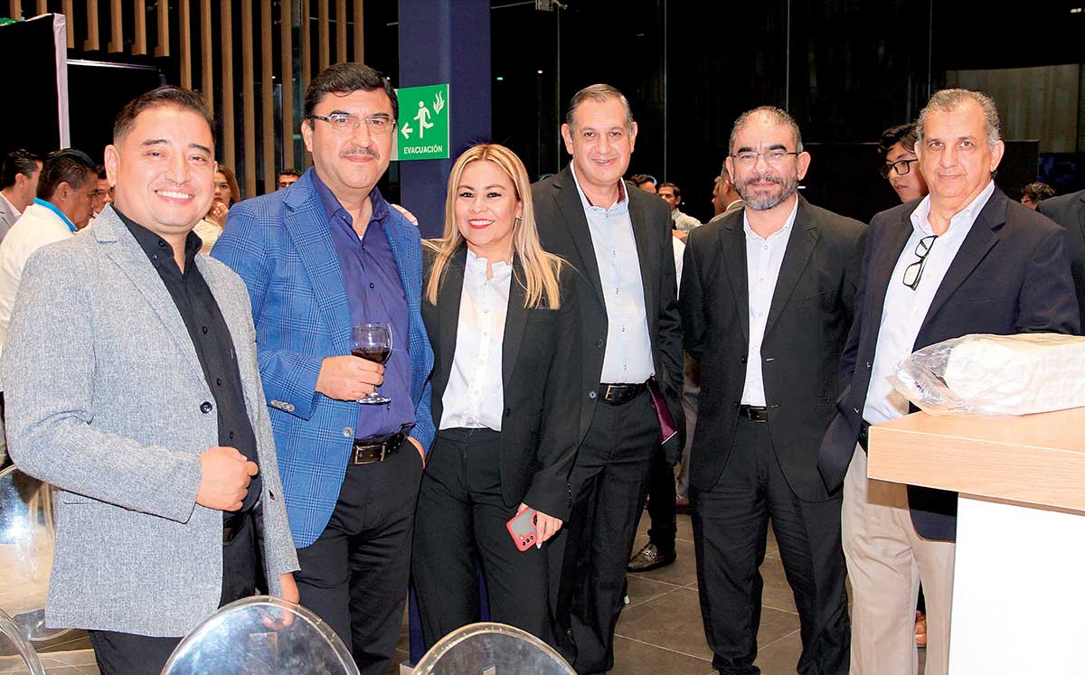 JORGE ZEQUERA, ALEJANDRO CANAAN, MÓNICA CASTRO,  MARIO AMAR CHARUR, JAVIER CURIEL Y DANIEL PEDRAZA llegaron con sus mejores outfits a la inauguración