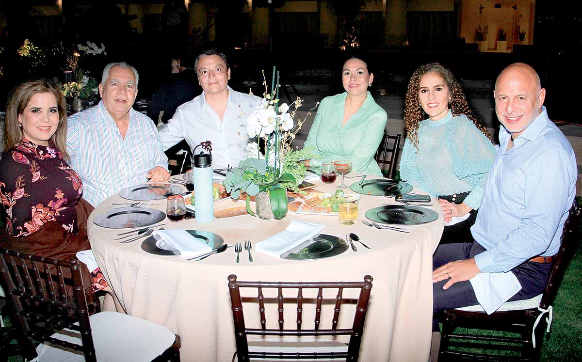 LUCY GUTIÉRREZ, RAÚL MARTÍN DEL CAMPO, ROBERTO MONTES, NADIA GONZÁLEZ, LEYLA ABISAD Y MONIR FERES