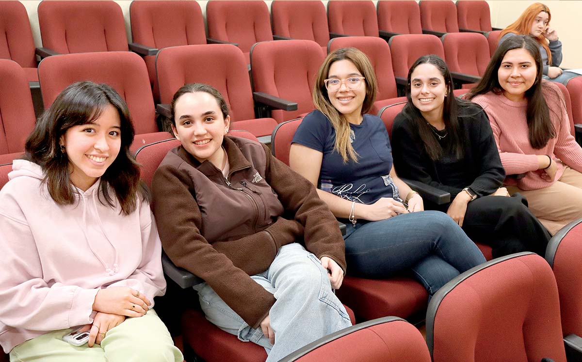 DENISSE VÁZQUEZ, RAQUEL SOLÍS, MARIANA CUELLAR, MÓNICA ÁLVAREZ Y NAHOMI MARTÍNEZ estuvieron presentes en la conferencia magistral