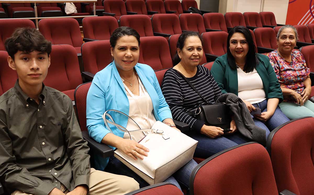 Asistentes del evento llegaron con sus mejores outfits al IEST Anáhuac